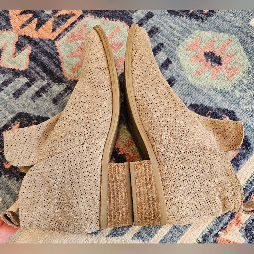 Dolce Vita •Size 8• Tan Perforated Tivan Ankle Boot Festival Boho Almond Toe - Picture 6 of 10